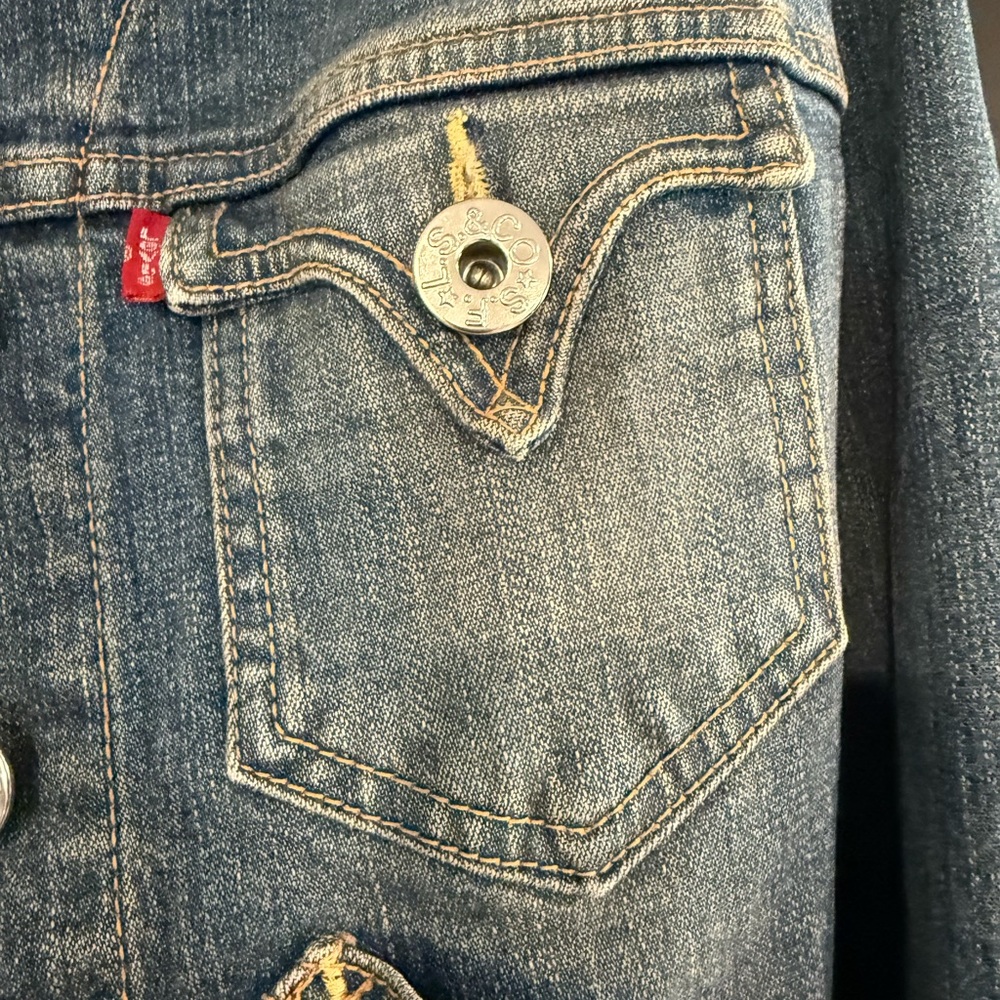 Vintage Levi's Light Blue Cropped Denim Jacket - Picture 6 of 7